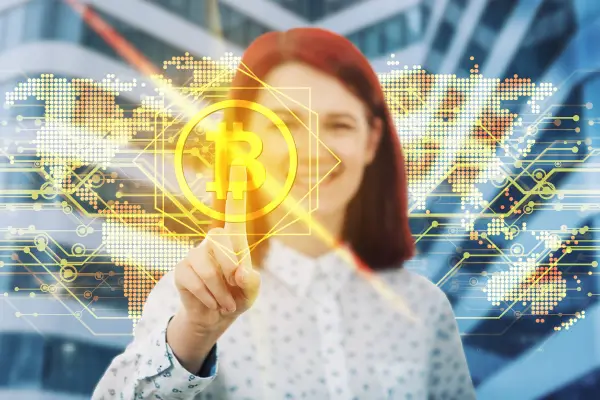 Mulher tocando símbolo do Bitcoin em um painel digital com mapa mundial, representando criptomoedas e tecnologia blockchain
