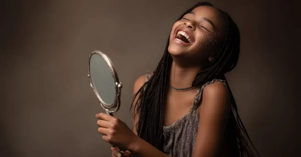 moça sorrindo feliz com seu amor próprio