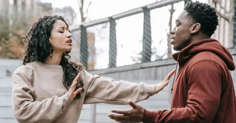 Imagem de casal em conflito, ilustrando a dinâmica difícil de um relacionamento tóxico